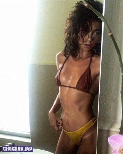 Sarah Hyland Sexy In Dressing Room 2 Photos On Thothub
