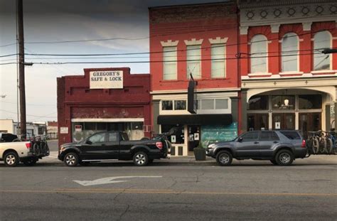 The Peerless Saloon Is The Oldest Bar In Alabama And Has A Fascinating