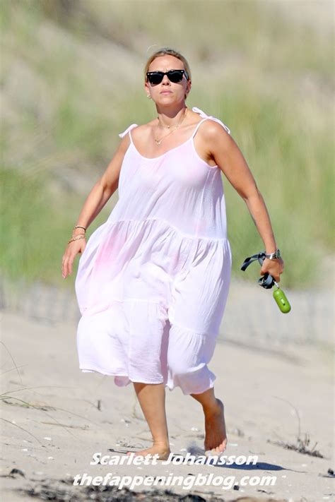 Scarlett Johansson Is Gespot Op Het Strand In The Hamptons 33 Foto S
