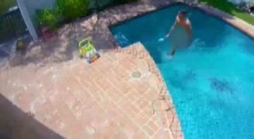 Homem invade casa pula em piscina desfila pelado por cômodos e mata