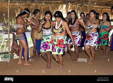 Mujeres De La Aldea Realizar Un Baile En El Poblado Indígena Embera Cerca De Colón Panamá
