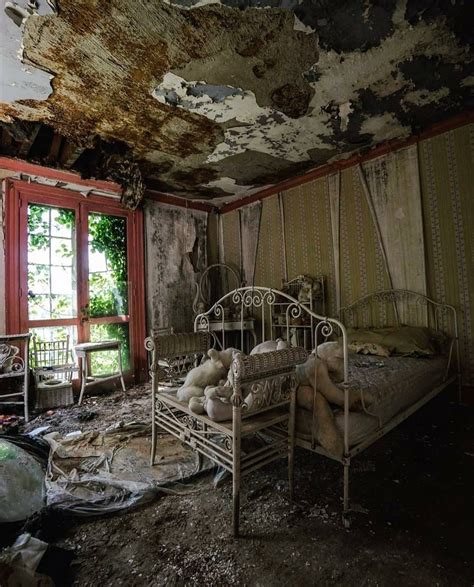 Abandoned Bedroom Full Of Stories Verlassene Orte Verlassenes Haus
