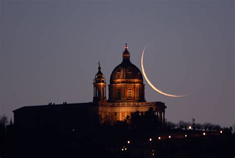 Bella Luna Skywatcher Captures Old Moon Over Historic Italian Church
