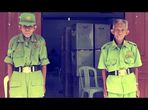 Gambar Lucu Hansip Lagi Hormat