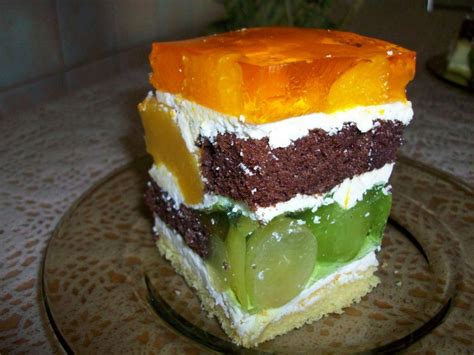 Gdy truskawki są najsłodsze i najbardziej pachnące można przyrządzać z nimi ciasta i inne desery. placek z owocami - przepis - Mojegotowanie.pl