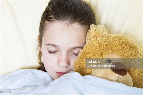 Kleines Mädchen Mit Teddybär Schlafen Stockfoto Und Mehr Bilder Von Bett Bett Fotografie