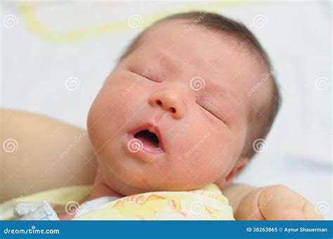 Bebé Que Duerme Con La Boca Abierta Imagen De Archivo Imagen De