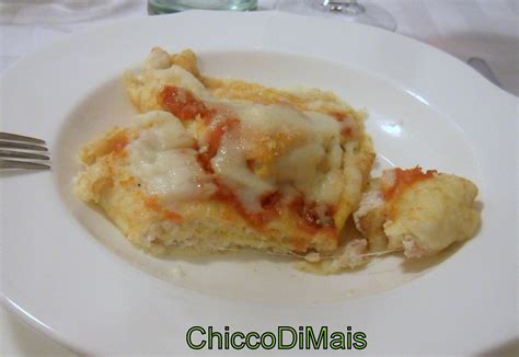 La torta crepes al prosciutto, formaggio e besciamella è una rivisitazione delle classiche crepes! Crepes con prosciutto e formaggio (ricetta al forno)