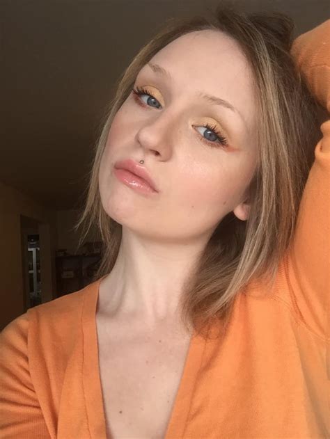 just peachy 🍑 f24 selfie