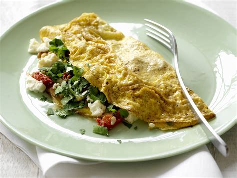 Gefülltes Omelett mit Tomaten Pilzen und Schafskäse Rezept