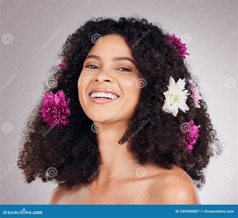 Retrato Sorriso Ou Rosto De Mulher Negra Com Flores Em Fundo De Estúdio Para A Primavera