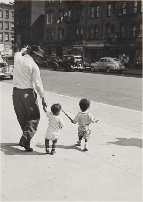 Helen Levitt New York 1940 Man And Two Kids