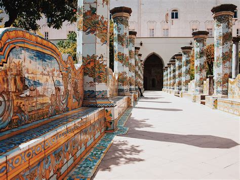 The last pic features the gothic church and rococo cloister of santa chiara. Santa Chiara: visita alla chiesa e al chiostro Maiolicato ...