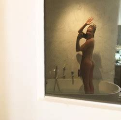 Chelsea Handler Poses Naked
