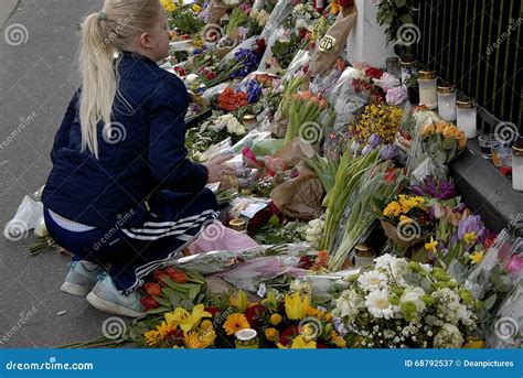 PEOPLE PAY TRIBUTE TO BRUSSELS VICTIMS Editorial Photography - Image of