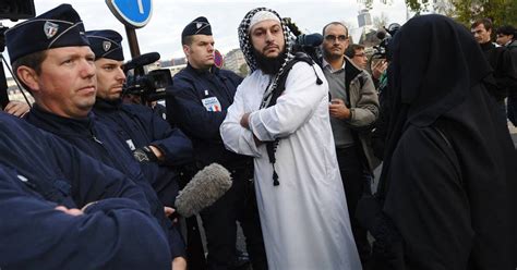 Voile Intégral Port Du Niqab En Public Lies Hebbadj Manifeste Devant Le Tribunal à Nantes