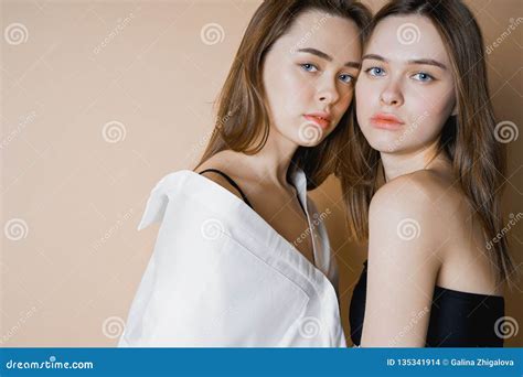 Mannequins Deux Filles Nues De Jumelles De Soeurs Belles Regardant La Caméra Photo Stock Image