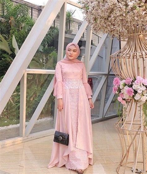 Anda bisa menggunakan baju brokat terbaik dengan desain kekinian dan warna yang sesuai dengan warna kulit anda. Gamis Brokat Model Baju Kondangan Remaja Kekinian | Jilbab ...