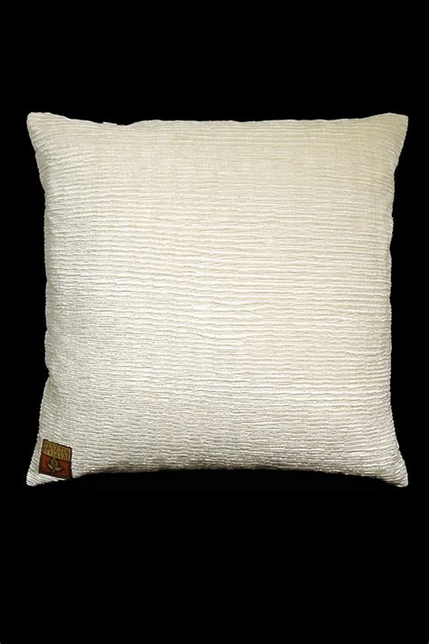 I cuscinetti sono fatti di morbido velluto, che puoi trovare sulle lavaggio di cuscini decorativi e decorazioni tessili: Cuscino quadrato Ottomano in velluto bianco - Fortuny