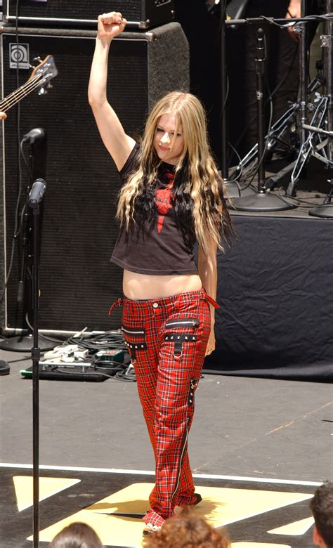 00s Fashion Avril Lavignes Emo Style In Iconic Outfits Mentalida Creativa