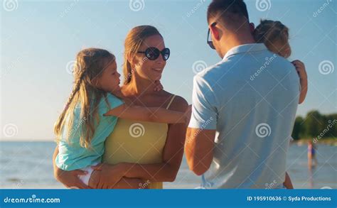 Familia Feliz Con Hijas En La Playa De Verano Metrajes Vídeo De