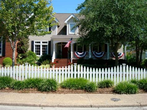 Living The American Dream With A White Picket Fence Decoist