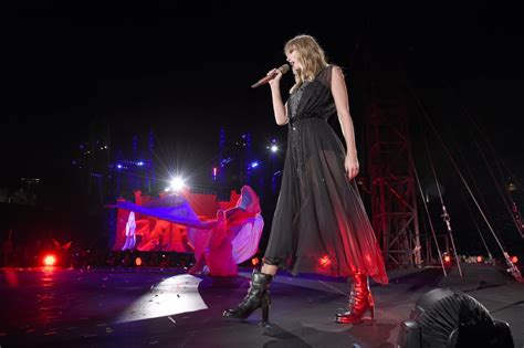 Taylor Swift Reputation Stadium Tour Pictures Popsugar Celebrity