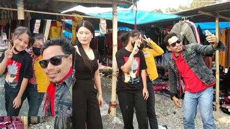 tacking selfie with bhutanese girls dadagari market india bhutan border beautiful girl