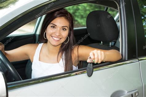 You can apply for these programs any time. Imágenes: mujeres manejando autos | manejando auto — Foto de stock © rmarmion #83059930