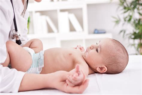 Bebe Sendo Examinado Pela Medica Dra Ana Escobar