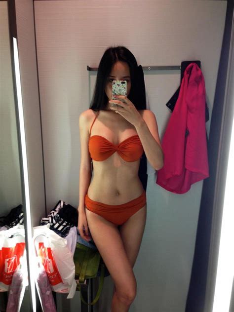 Mai Phương Thúy Khoe ảnh Diện Bikini Với Body 0 Mỡ Thừa