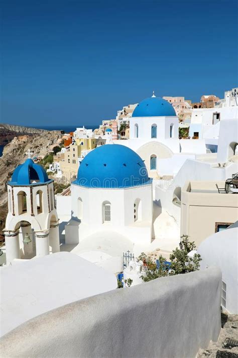 Von italienisch santa irene) ist ein griechischer archipel im süden der kykladen, gleichnamig mit dessen hauptinsel, die im griechischen zumeist thira. Blaue Kirchen Von Oia-Dorf Und -meer In Santorini-Insel ...