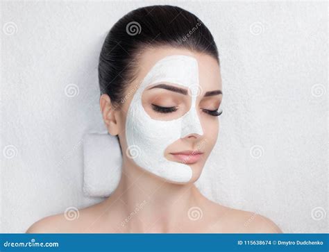 The Cosmetologist For The Procedure Of Cleansing And Moisturizing The