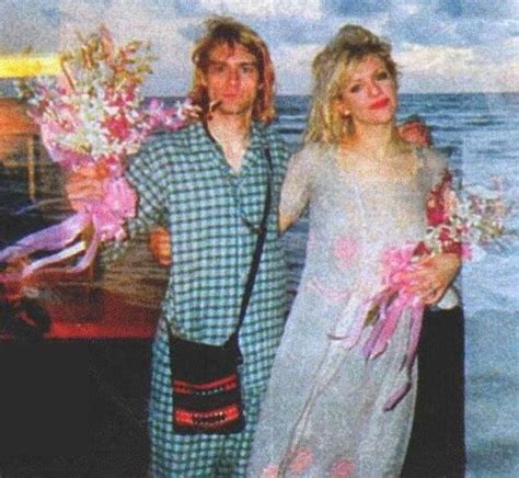 He wore an array of loose and oversized clothing which represents the grunge era of. Rare Photos From Kurt Cobain And Courtney Love's Modest ...