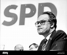 Peter Glotz, Bundesgeschäftsführer der SPD, auf dem Parteitag im Mai ...