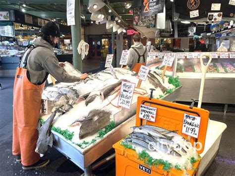 Best Attractions At Pike Place Market Restaurants Fish Throwing