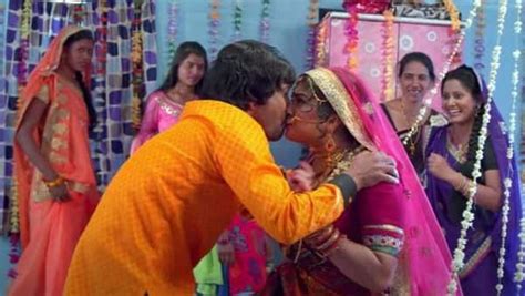 Bhojpuri Actress Amrapali Dubey Nirahua Romantic Comedy Video Goes On