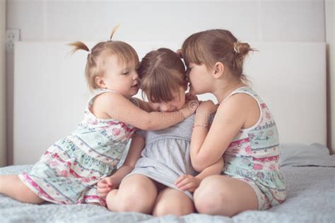 Tres Hermanas Del Hermano En El Interior Real Forma De Vida Foto De