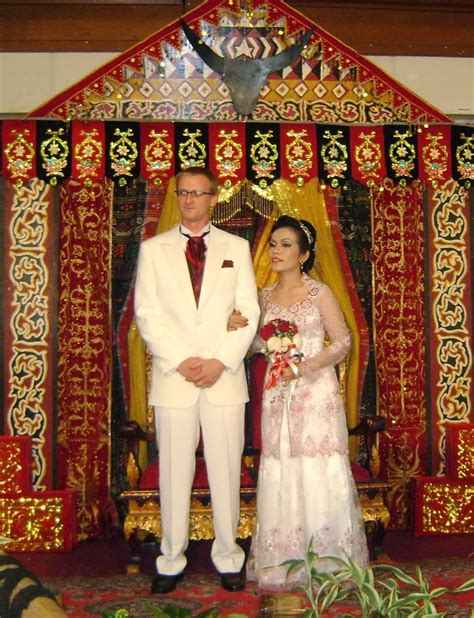 Hal ini akan membuat foto terlihat simple namun tetap elegan dan modern jika dipajang di dinding rumahmu. Kumpulan Foto Model Baju Pengantin Orang Batak - Trend ...