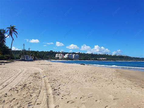Pantai Isabela Berpasir Dengan Ombak Bergulung Dan Perairan Laut Biru