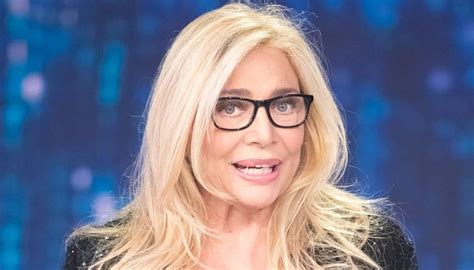 Possiamo parlare un attimo di mara venier che oggi ha detto a gabbani che lui è proprio un bel gnocchettino di ragazzo? Avete mai visto la nipote di Mara Venier? Ha 21 anni ...