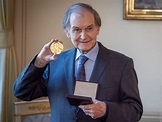 Roger Penrose recibe el Premio Nobel de Física – Alcanzando el Conocimiento