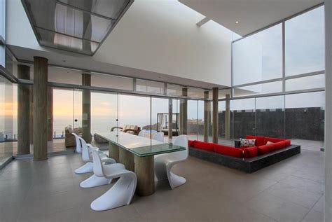 Stunning Ultramodern Beach House With Overflowing Pool Modern House