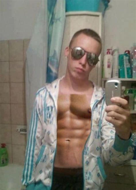 25 People Seriously Failed Taking A Selfie And Definitely Need Some