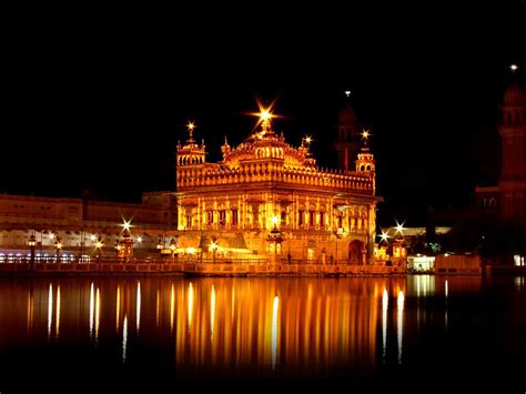 The golden temple, located in the city of amritsar in the state of punjab,is a place of great beauty and sublime peacefulness. Bhagwan Ji Help me: Golden Temple Wallpapers