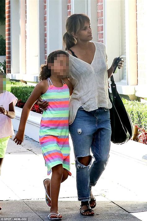 Halle berry puts daughter nahla aubry's hair in a bun while visiting a friend's house in los angeles fyi: Halle Berry enjoys day out with daughter Nahla in LA ...