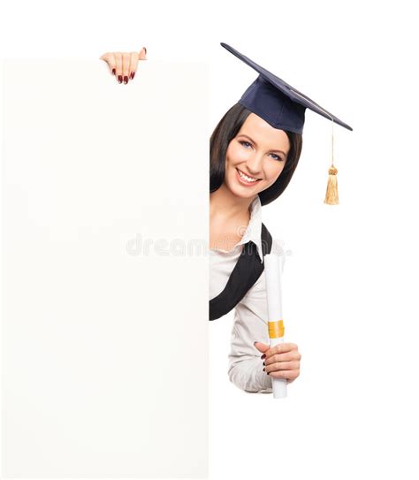 jonge vrouw die met een diploma een diploma wordt behaald stock foto image of ceremonie