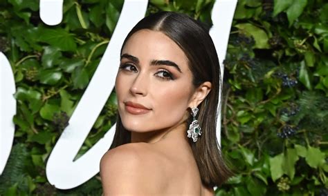 Olivia Culpo Dons Skin Tight Swimsuit For Poolside Video That Sends