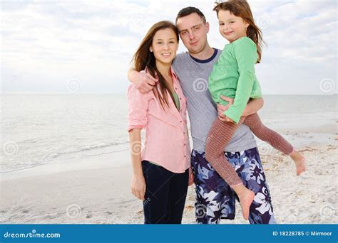 Familia Que Juega En La Playa Asoleada Imagen De Archivo Imagen De