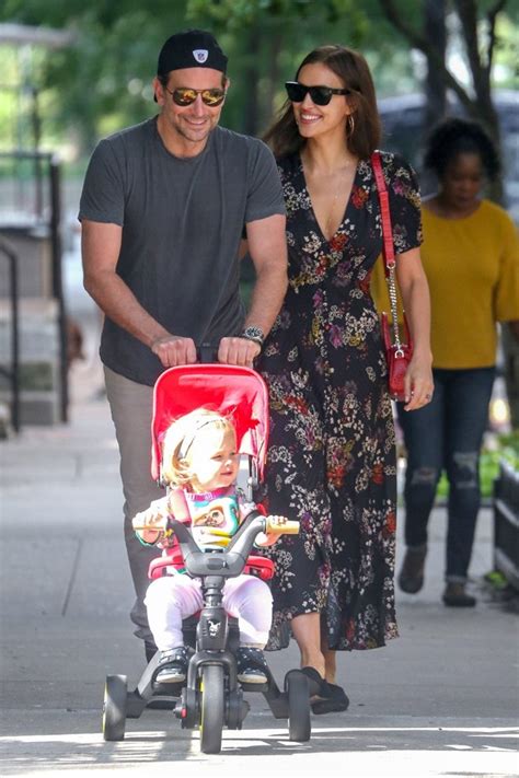 Bradley Cooper E Irina Shayk Passeiam Com A Filha Lea Em Nova York